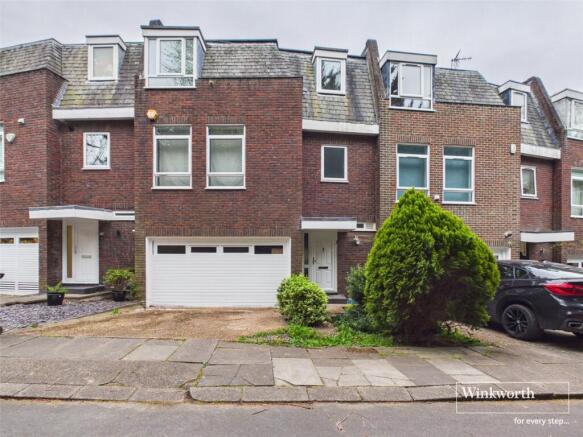 4 bed property, in Westchester Drive, £725,000