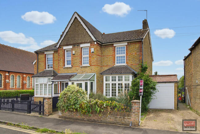 3 bed property, in Chaucer Road, £550,000