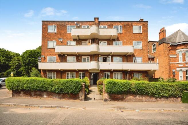 2 bed property, in Grosvenor Road, £125,000