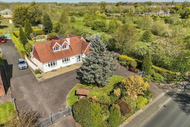 3 bed property, in Tilehouse Lane, £735,000