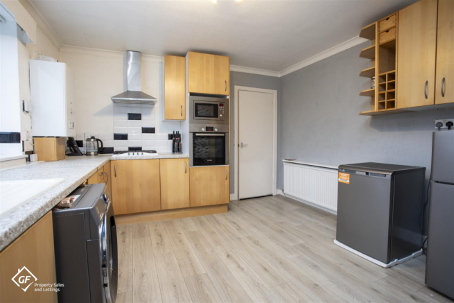 2 bed property, in Endcliffe Road, £140,000