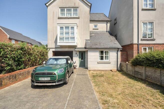 4 bed property, in Cutting Drive, £525,000