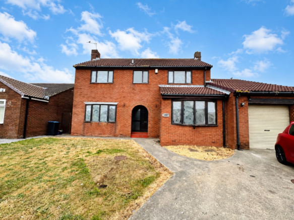 3 bed property, in Halls Close, £250,000
