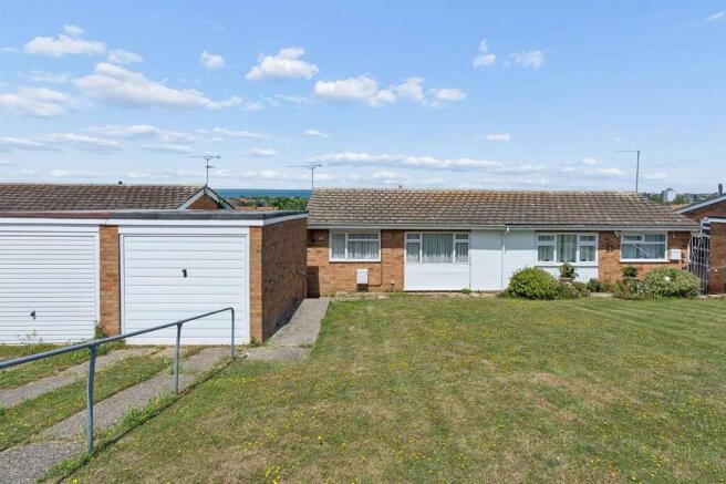 2 bed property, in Kingfisher Close, £300,000