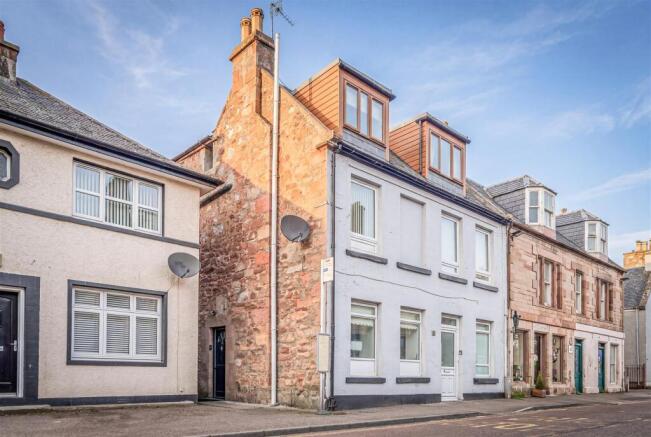 2 bed property, in High Street, £155,000