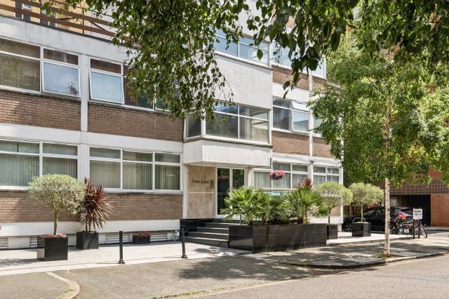 2 bed property, in Tower Court, £575,000