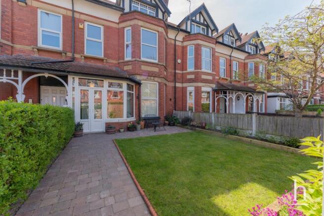 2 bed property, in Victoria Drive, £250,000