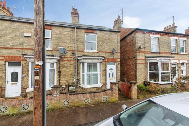 2 bed property, in Regent Street, £95,000