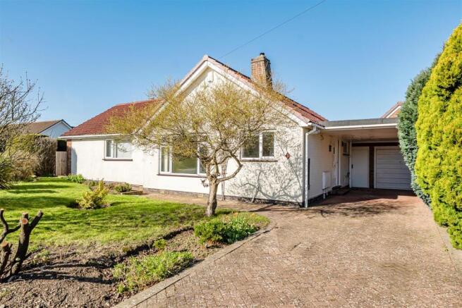 3 bed property, in Spinney Close, £360,000