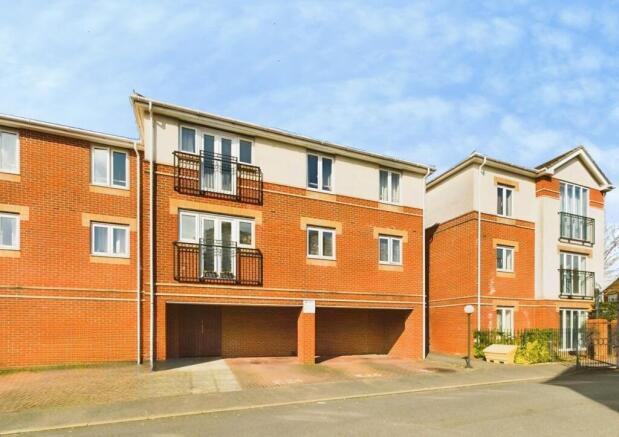 2 bed property, in Langstaff Way, £195,000