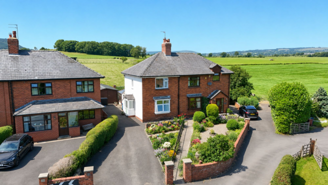 2 bed property, in Withgill, £295,000