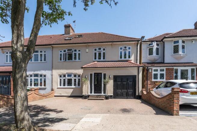 5 bed property, in Ranleigh Gardens, £800,000