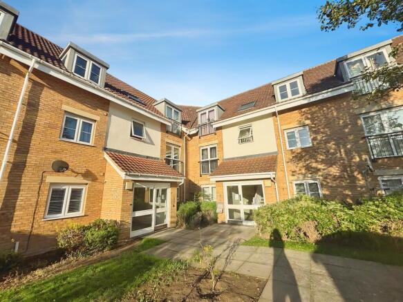 2 bed property, in Lime Kiln Close, £130,000