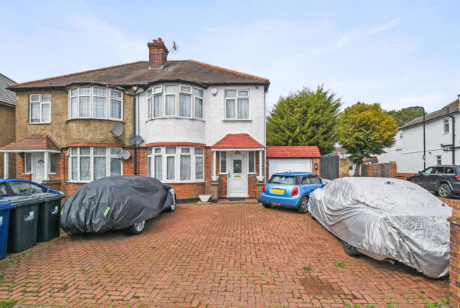 3 bed property, in Popes Lane, £935,000