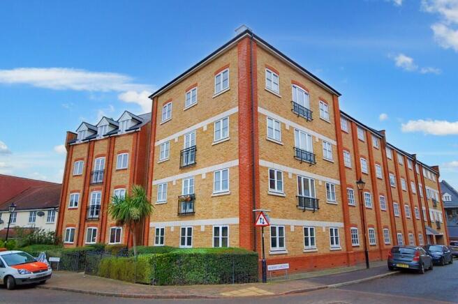 2 bed property, in Albany Gardens, £159,995