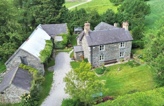 4 bed property, in Gwyddelwern, £525,000