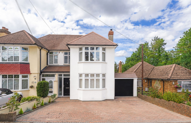 3 bed property, in The Highway, £725,000