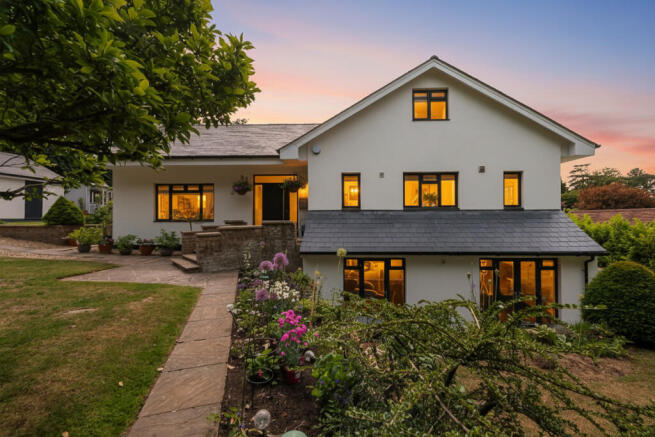 6 bed property, in Long Hill, £1,750,000