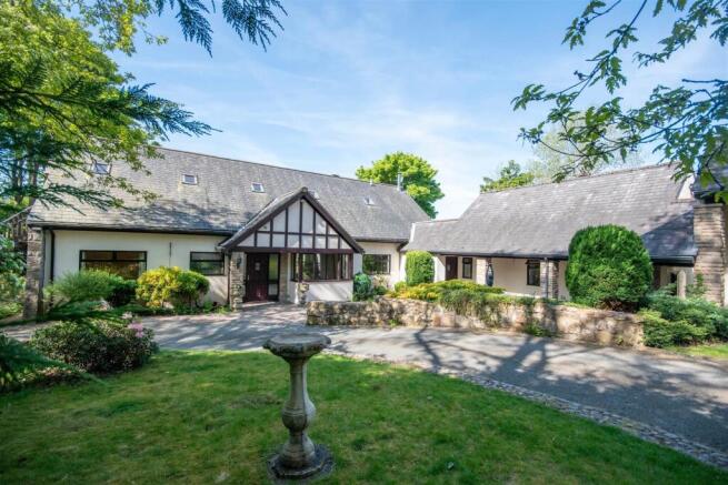 5 bed property, in Dinbren, £850,000