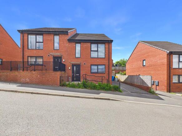 3 bed property, in Archdale Road, £70,000