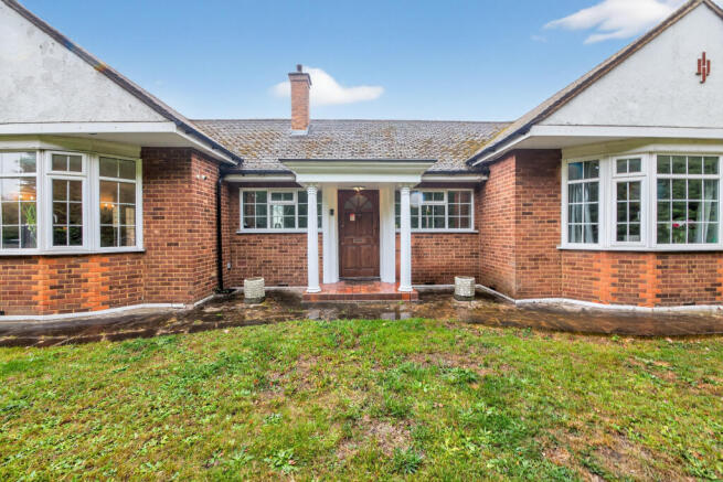 3 bed property, in Brook Close, £800,000