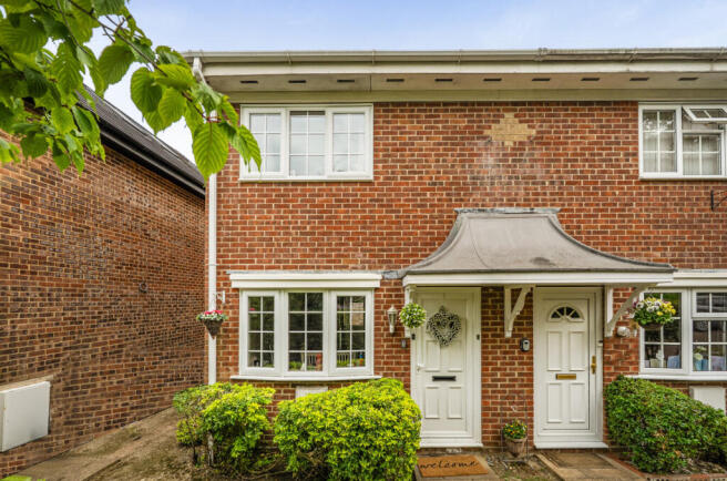 2 bed property, in Bournemouth Road, £270,000