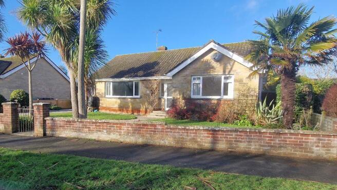 2 bed property, in Meadow Drive, £425,000