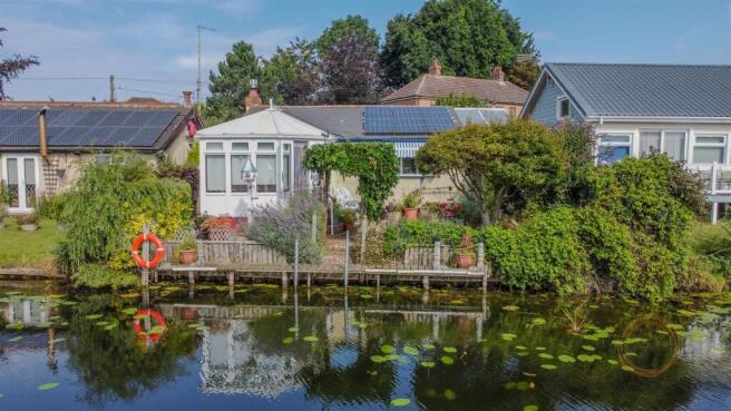 2 bed property, in The Reservoir, £220,000