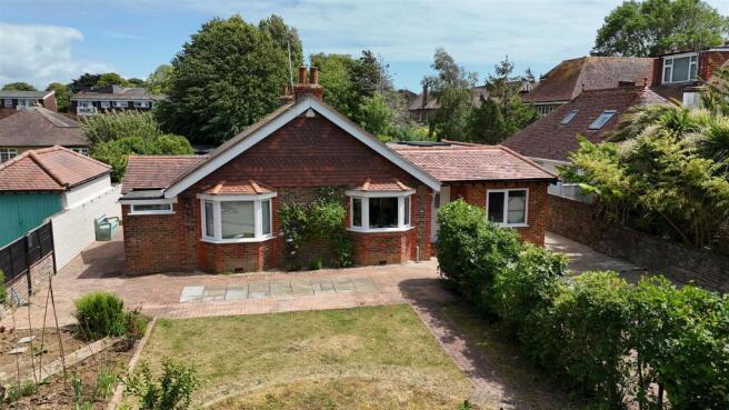 4 bed property, in West Avenue, £775,000