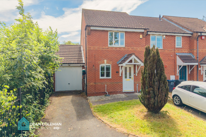 2 bed property, in Slingfield Road, £220,000