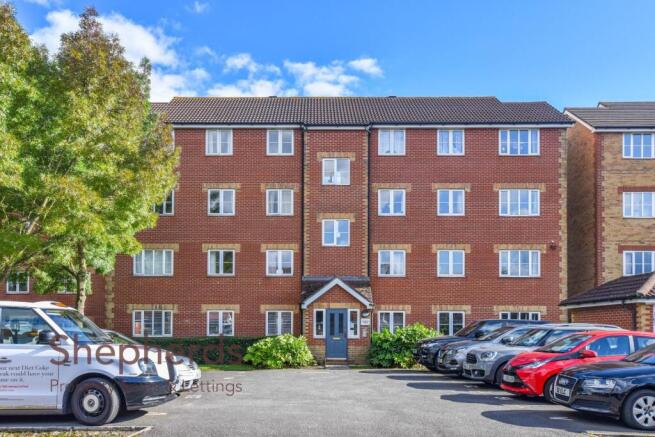 2 bed property, in Village Close, £210,000