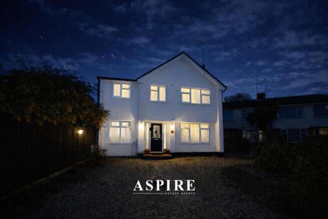 5 bed property, in Englefield Close, £565,000