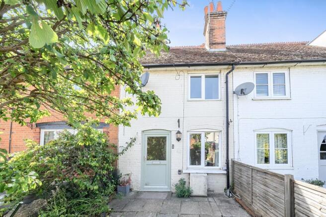 1 bed property, in Hook Road, £295,000