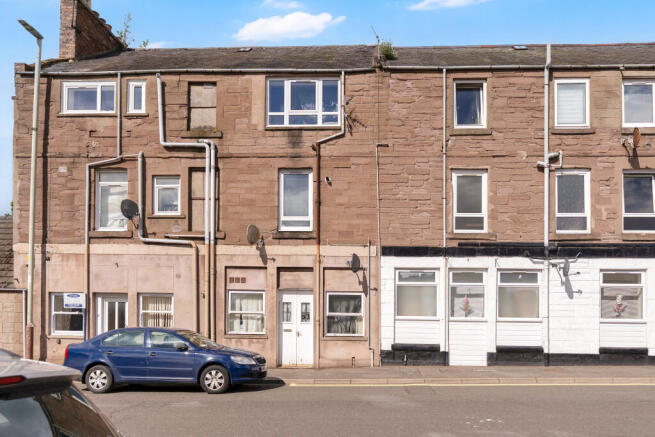 2 bed property, in Montrose Street, £70,000