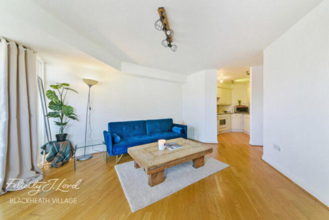 2 bed property, in Elizabeth Fry Place, £275,000