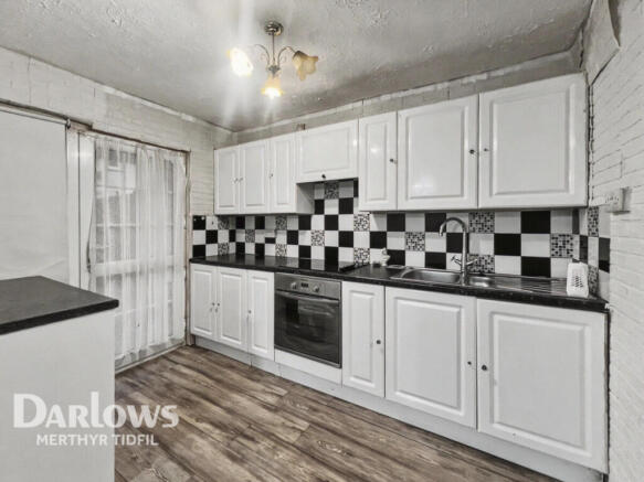 3 bed property, in Cypress Close, £100,000
