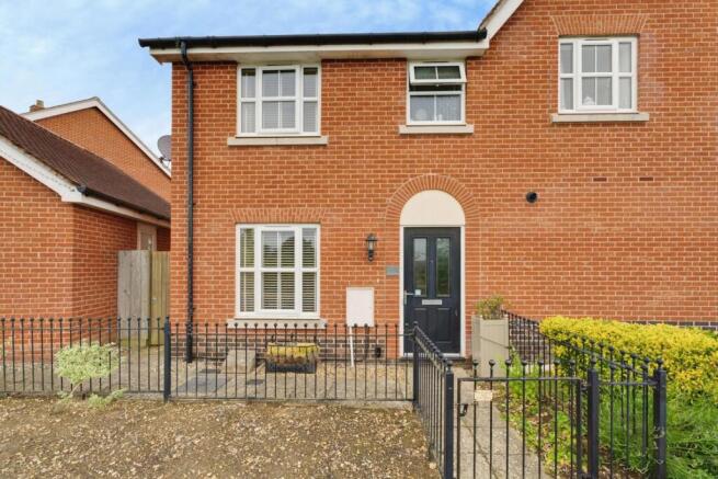 3 bed property, in Brooke Way, £290,000