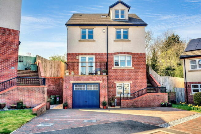 5 bed property, in Woodville Park, £550,000