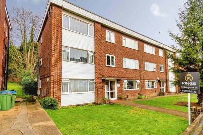 1 bed property, in Woodside Road, £50,000