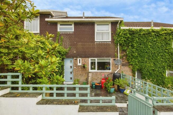 3 bed property, in Tredanek Close, £175,000