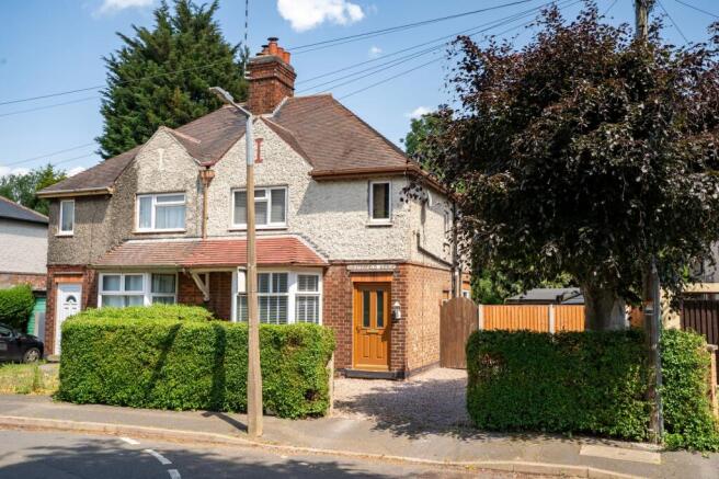 2 bed property, in Chesterfield Avenue, £210,000