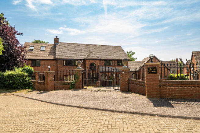 6 bed property, in Reedhill, £1,000,000
