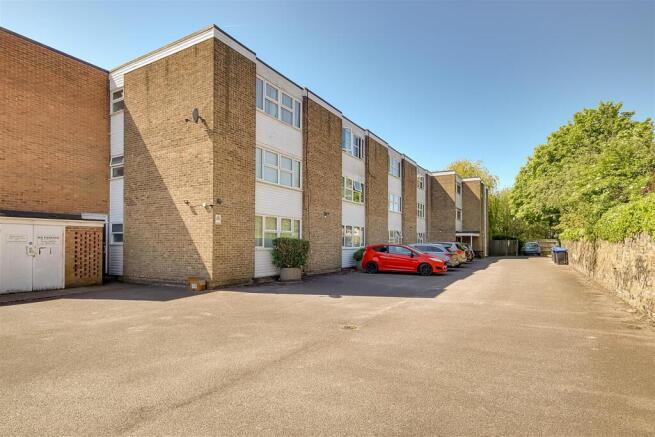 1 bed property, in Bridge Road, £150,000