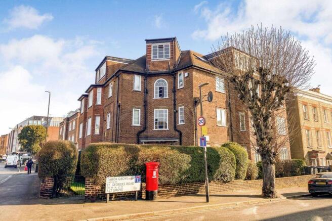 1 bed property, in Worple Road, £140,000
