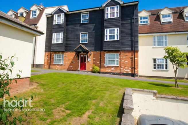 2 bed property, in Bishop's Stortford CM23, £245,000