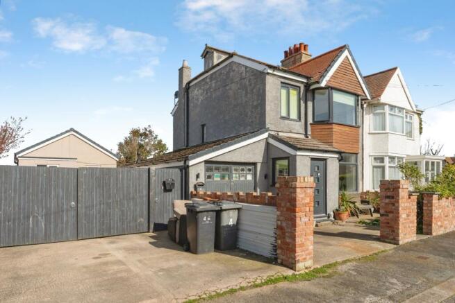 3 bed property, in Berwyn Crescent, £240,000