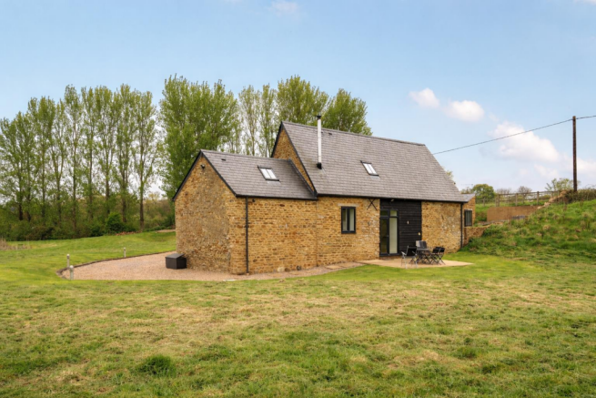 3 bed property, in Dodford, £800,000