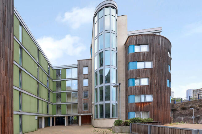 2 bed property, in Wharf Lane, £375,000