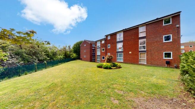 1 bed property, in Aylsham Drive, £274,000