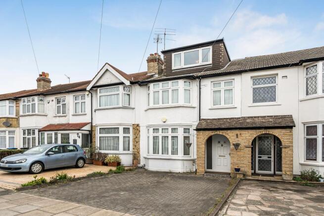4 bed property, in Dorchester Avenue, £675,000